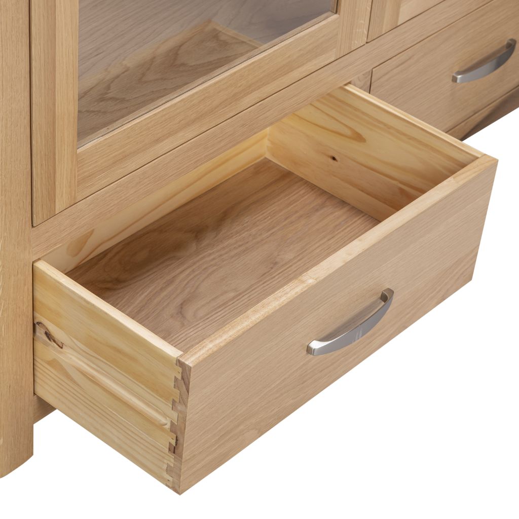 bottom drawers feature dovetail joints