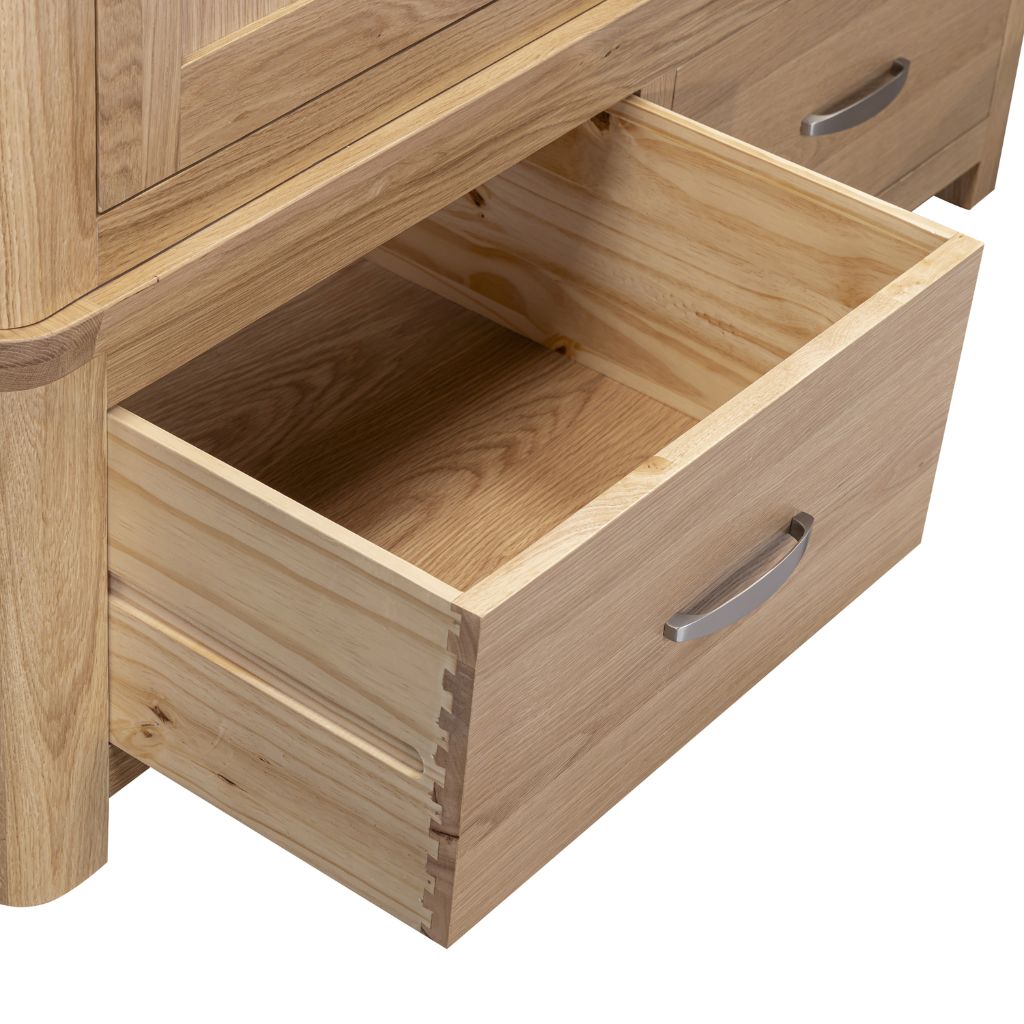 Close up showing just how good this craftmanship is with dovetailed joints