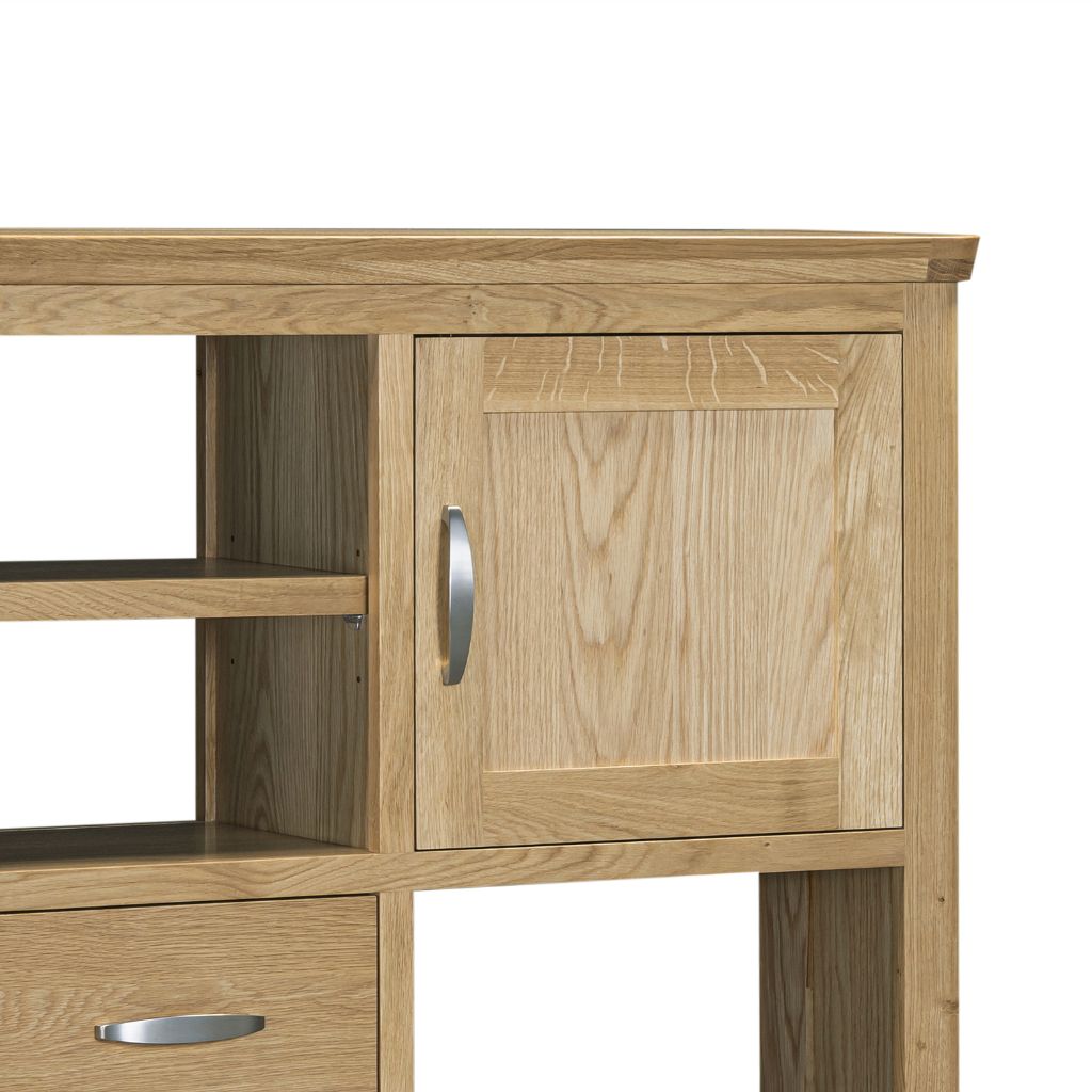 The treviso has a beautiful natural grain and stylish look