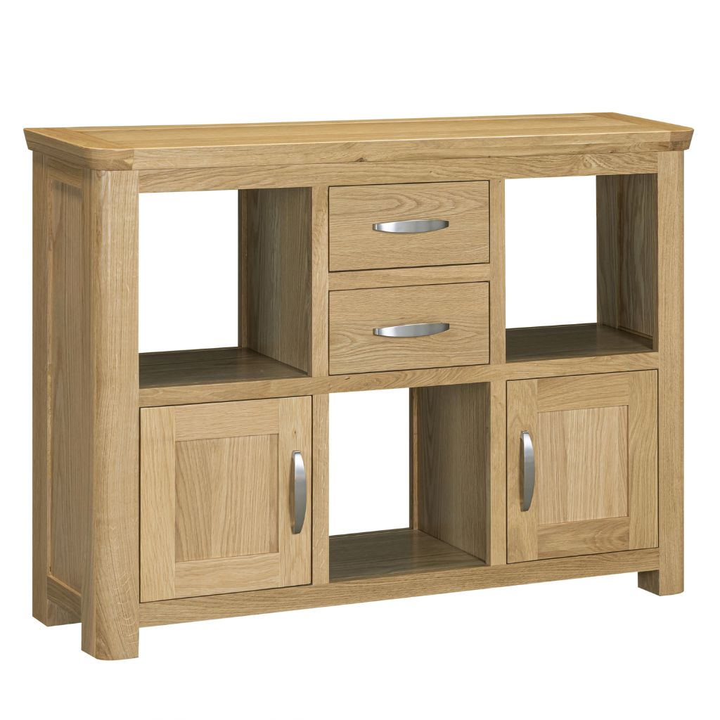  A stylish oak display cabinet perfect to store your favourite pieces.