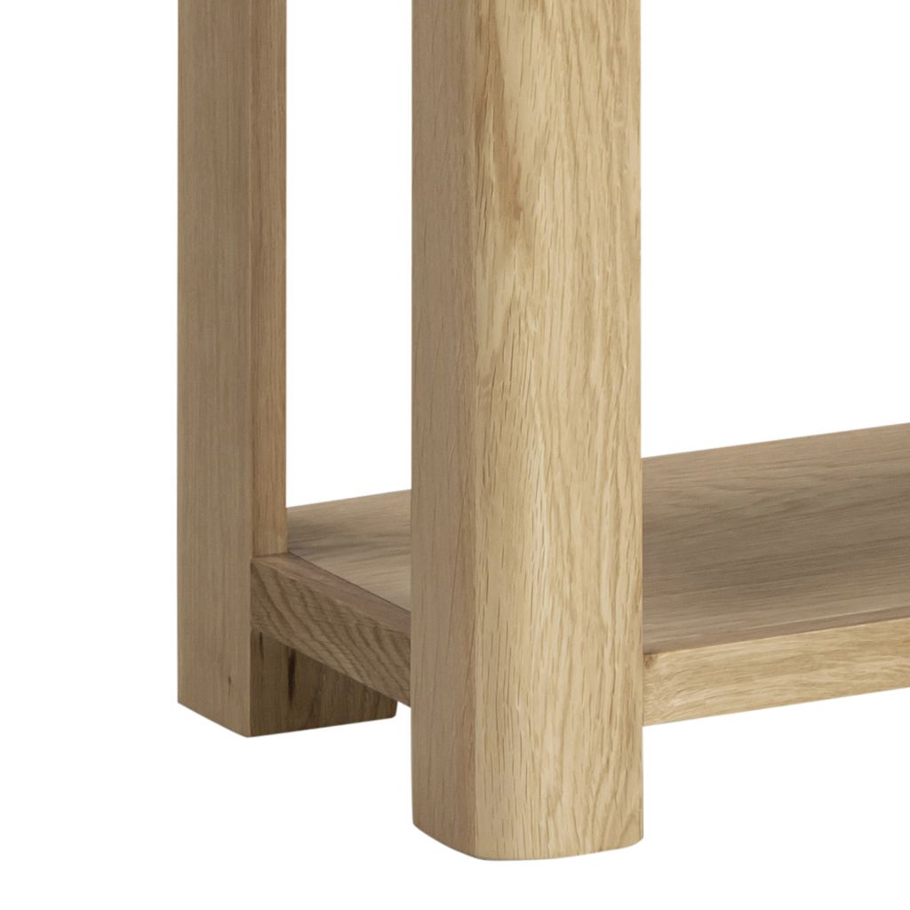 smooth curved legs give it that modern feel.